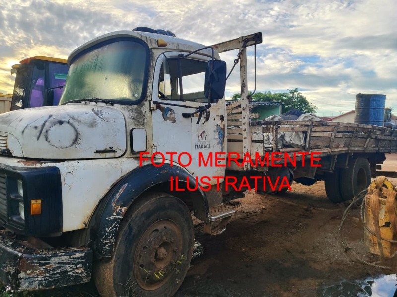 Caminhão MB, cor branca, ano/mod. 76/76